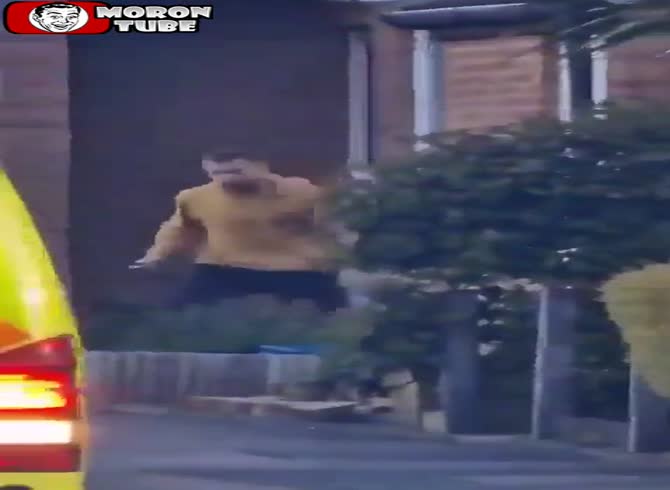 Video :In London, a man brandished a sword at onlookers, injuring many people and killing at least one